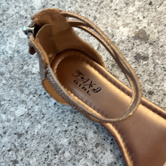 Junior girls dress sandals. Great condition. Worn a couple of times. - Picture 4 of 5